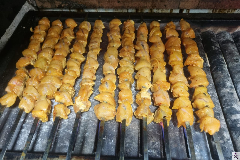 کبابی ساطوری بناب در میانه