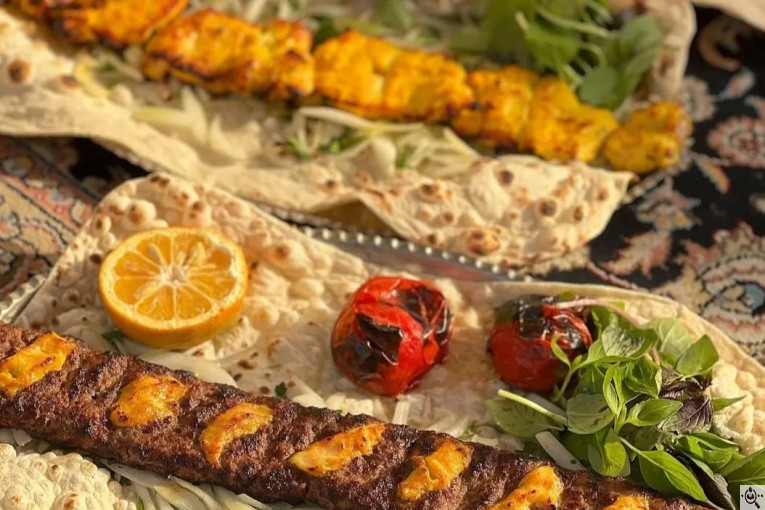 کبابی ساطوری بناب در میانه