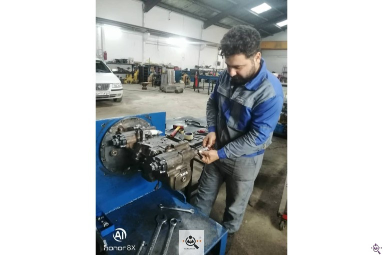 کارگاه تعمیرات تخصصی بیل مکانیکی کوماتسو shahi tech در تهران